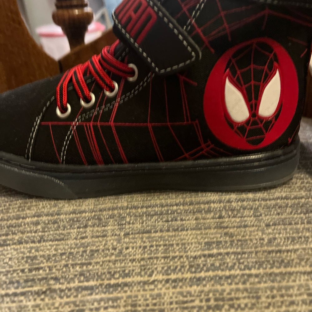 NWT Boy’s size 1 Spider-Man Black Hightop sneakers